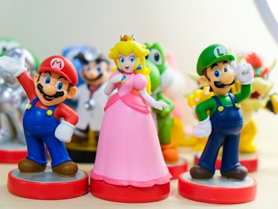 前职业战队打野选手王峰教练的正面肖像，表情专注自信