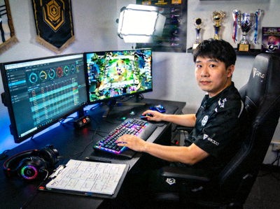 资深电竞分析师张伟教练在工作室分析比赛数据的场景